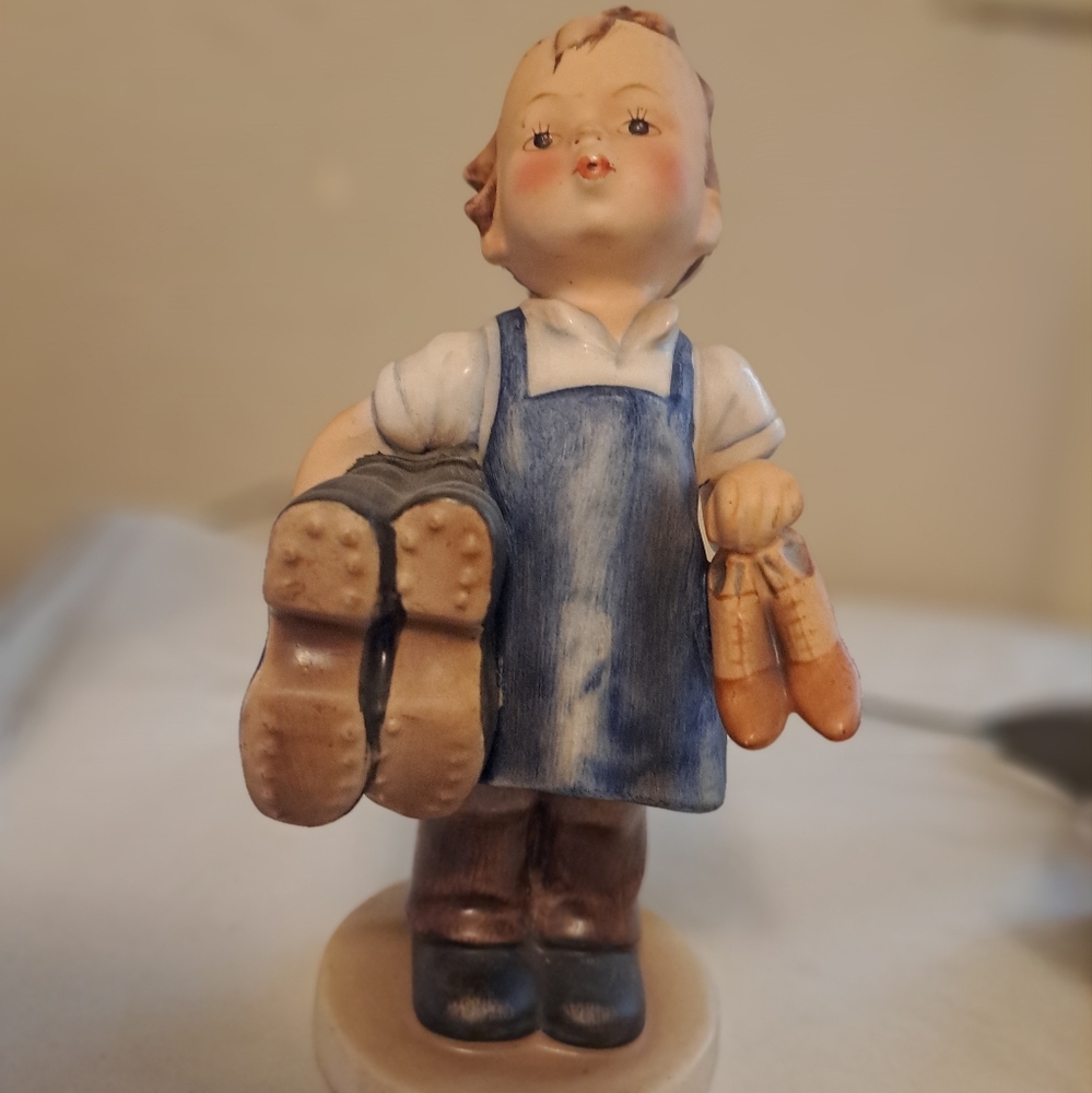 Goebel Hummel Rare LARGE 7" Full Bee TMK 2 Boots Little Cobbler 143/0 Figurine
